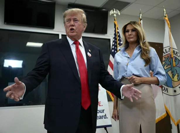 Amerikonsku forsetahjúnini, Donald og Melania Trump tosa við miðlarnar eftir at hava greitt atkvøðu í Palm Beach í Florida (Mynd: Brendan Smialowski/AFP/Ritzau Scanpix)
