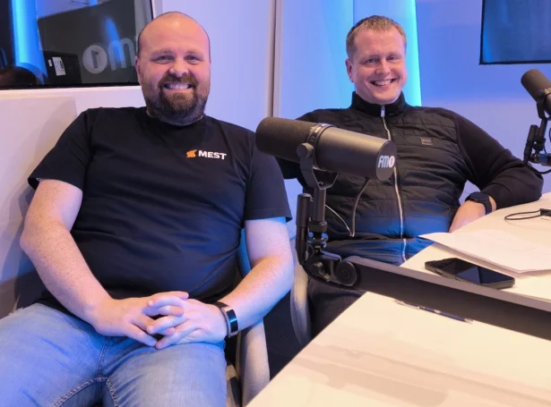 John Andersen og Jóhan á Mýrini klára næstan ikki at bíða til dystirnar í dag . teir settu orð á hetta saman við Trygva Absalonsen í Fótbóltsskýlinum