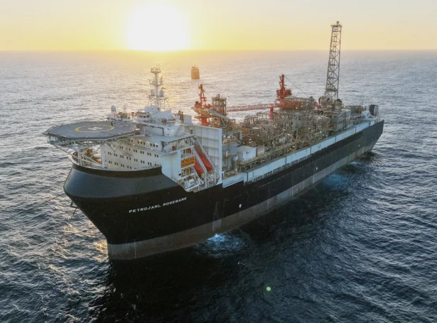 BBC hevur sum fyrsti miðilin vitjað umborð á Petrojarl Rosebank oljuskipinum eystan fyri Føroyar. Mynd Adura