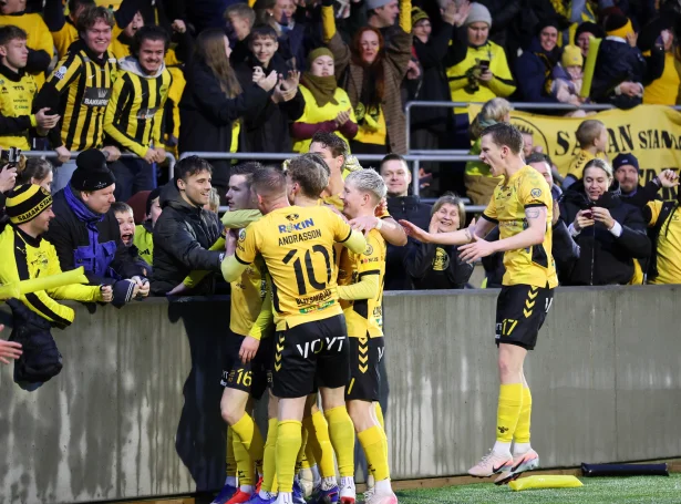 Gyltur dagur hjá teimum gulkløddu við Løkin (Mynd; Sverri Egholm)
