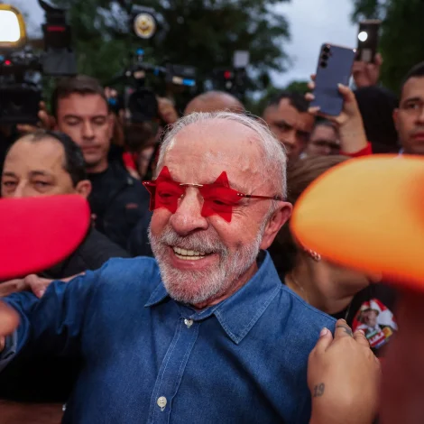 Lula heilsar uppá stuðulsfólk uttanfyri bústað sín í Sao Paulo (Mynd: Tuane Fernandes/Reuters/Ritzau Scanpix)