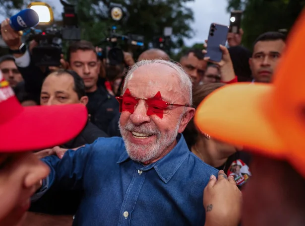 Lula heilsar uppá stuðulsfólk uttanfyri bústað sín í Sao Paulo (Mynd: Tuane Fernandes/Reuters/Ritzau Scanpix)