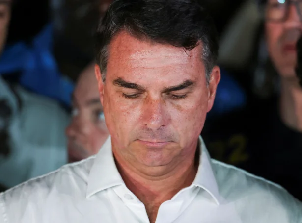 Flávio Bolsonaro segði í røðu í gjárkvøldið, at hann kann ikki viðurkenna valúrslitið (Mynd: Adriano Machado/Reuters/Ritzau Scanpix)