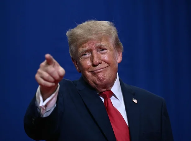 Amerikanski forsetin, Donald Trump fanst at Noregi á veljarafundi í Michigan í gjár (Mynd: Brendan Smialowski/AFP/Ritzau Scanpix)