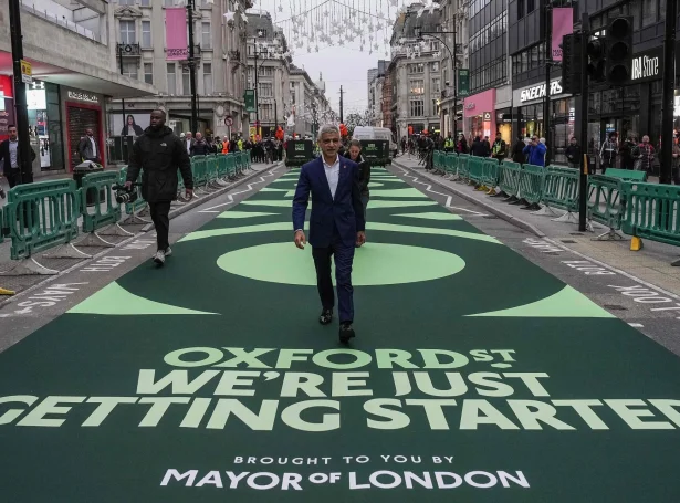 Sadiq Khan, bortarstjóri, var til staðar, tá Oxford Street lat upp sum gongugøta í morgun (Mynd: Carlos Jasso/AFP/Ritzau Scanpix)