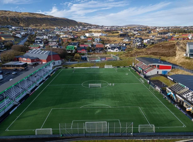 Fundur var við HB og B36 mánakvøldið, har kunnað varð um nýtt graslíki er partur av ætlanini hjá býráðnum næsta ár (Mynd: Tórshavnar Kommuna)