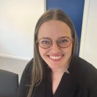 Setningurin, sum Erla K. Róin helt seg til, meðan hon fyrireikaði lesivikuna, var: orð eru myndir, orð skapa myndir, og myndir skapa orð. - Tað eru nógvir mátar at lesa, tú hyggur, lurtar, lesur, endurgevur og endurskapar við egnum orðum (Mynd: skulabladid.fo)