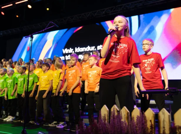 Kórið frá sangfagnaðinum sang fleiri sangir, og til endan sluppu onnur, sum hava verið á Sangfagnaði áður, við at syngja í kórinum (Mynd: Trúboðin)