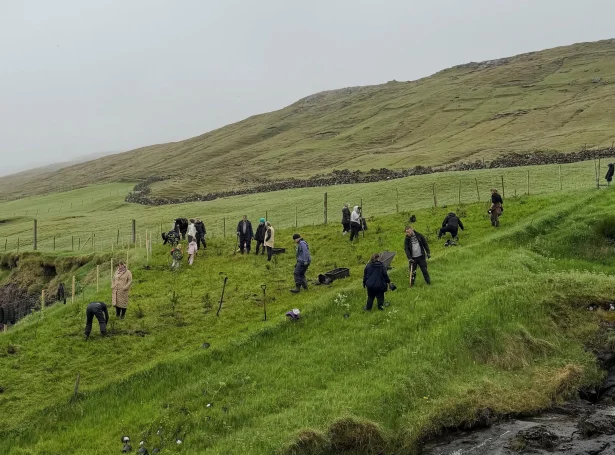 Hetta er samstundis eitt álop á felagsskapin, solidaritetin og ikki minst tað frívilliga arbeiðið, sum kollfirðingar av sínum eintingum hava gjørt fyri at fríðka um og betra um umstøðurnar í bygdini (Mynd: Kollfjarðarnevndin)