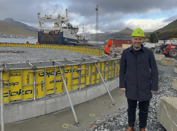 Her á havnalagnum í Søldarfirði fer Effo at gera tangar klárar til grøna orkuskifitð.  Gunnar Nielsen, stjóri í Effo sær stórar møguleikar í framtíðini m.a. við byggingini av  Eysturlund. Mynd Jan Müller