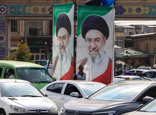 Myndir av iranska leiðaranum, Mojtaba Khamenei í iranska høvuðsstaðnum Teheran (Mynd: Atta Kenare/AFP/Ritzau Scanpix)